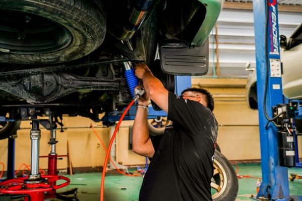 Profender ช่างผู้ชายเปลี่ยนโช๊คอัพใต้ท้องรถ