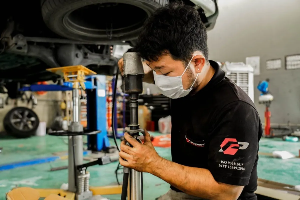 Profender ช่างใส่แมสยืนเปลี่ยนโช๊ครถยนต์