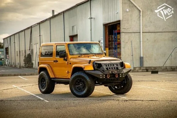 Profender รถจีปสีทองหนึ่งคันจอดอยู่