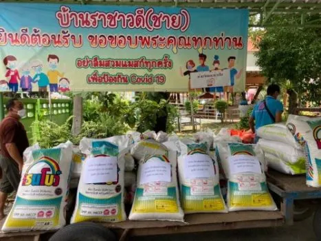 กระสอบข้าวสารวางเรียงกันหลายกระสอบ
