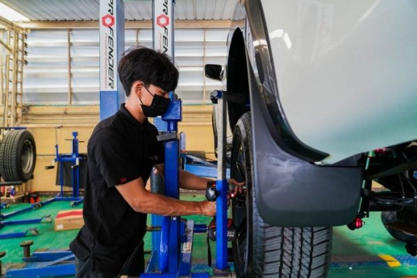 ช่างซ่อมส่วนล้อของรถยนต์