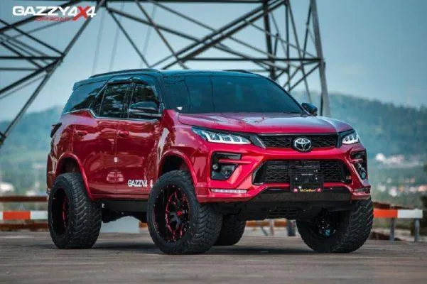 รถยนต์Toyotaสีแดงจอดอยู่
