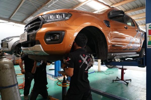 ช่าง3คนเช็คช่วงล่างรถกระบะ