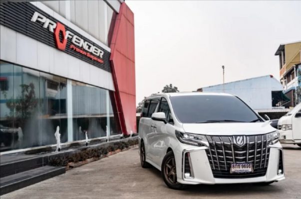 รถตู้ Toyota Alphard AH30 สีขาว จอดนิ่งที่หน้าศูนย์ Profender