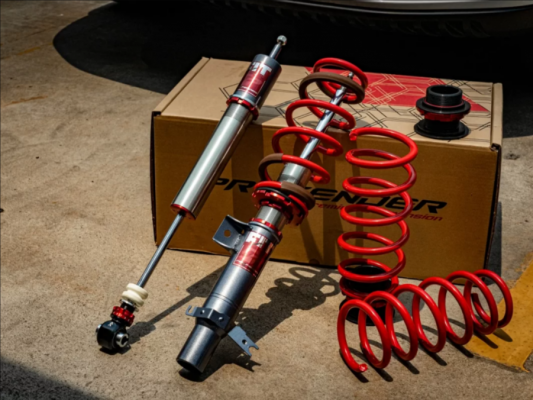 โช๊คอัพและสปริงสีแดงยี่ห้อ Profender วางอยู่บนกล่องที่ใช้สำหรับแพคสินค้า