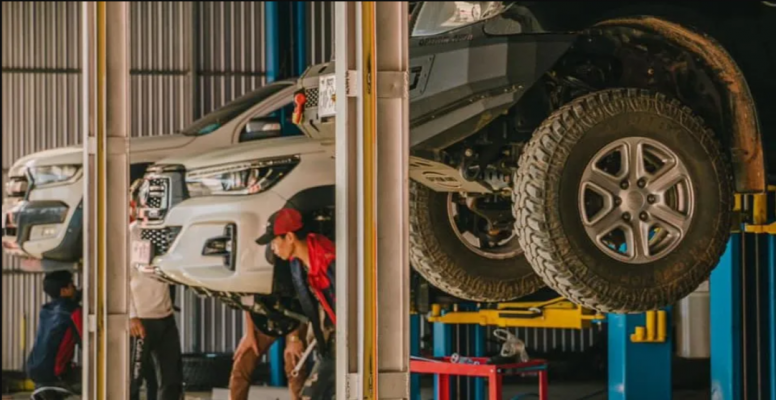 ช่างซ่อมช่วงล่างรถยนต์ รถยกขึ้นสูงในร้านซ่อม