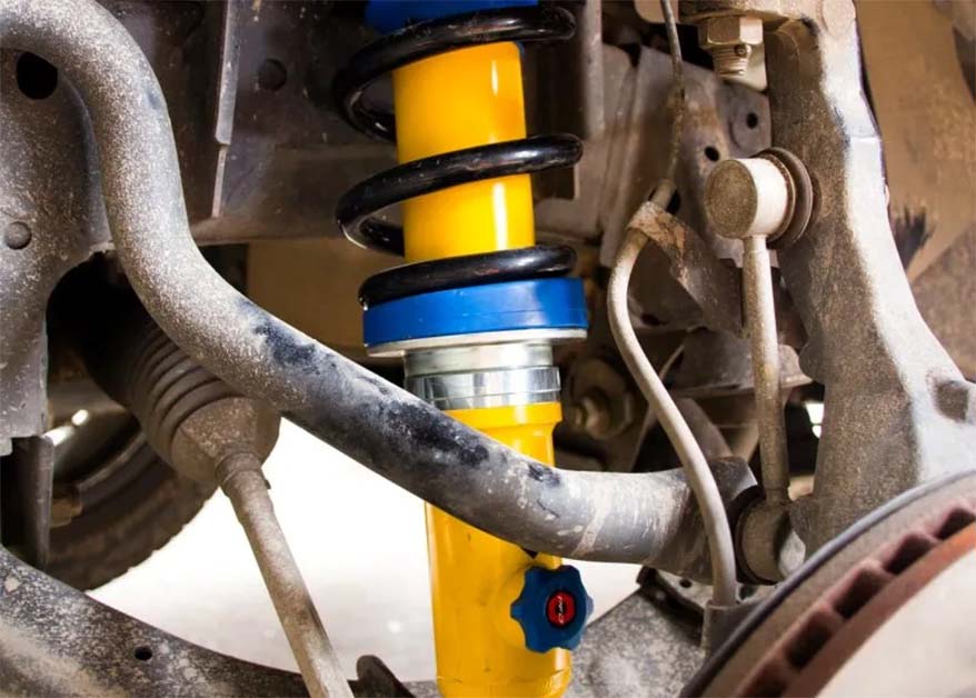 โช๊คอัพ สีเหลือง และ น้ำเงิน จาก Profenderที่ถูกติดตั้งอยู่กับเครื่องยนต์