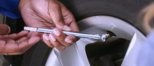 การเช็คแรงดันยางรถยนต์ ด้วยเครื่องมือสีเงิน