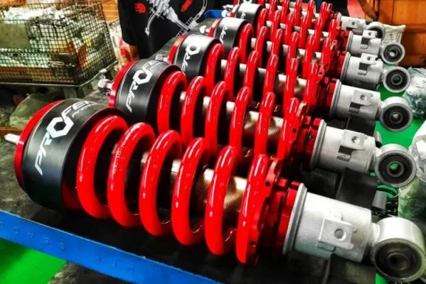 โช๊คอัพสีแดงยี่ห้อ Profender วางเรียงกัน 6 ชุด