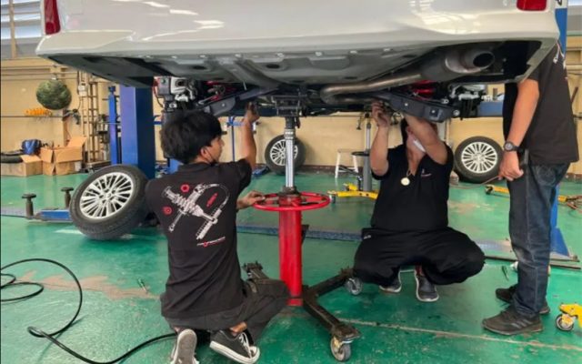 ทีมช่างติดตั้งโช๊คอัพ โปรเฟนเดอร์ใต้ท้องรถ