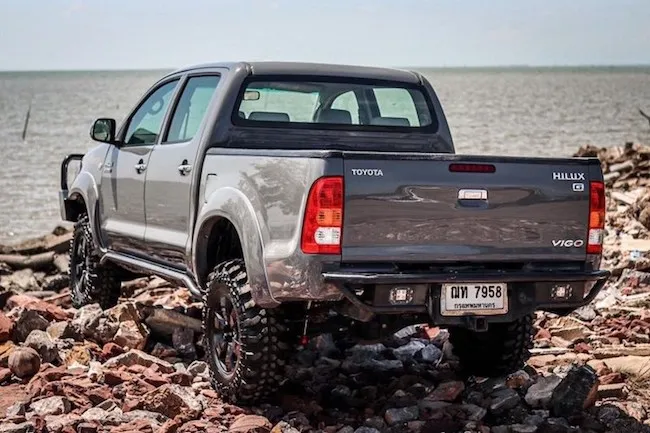 รถยนต์กระบะ TOYOTA HILUX สีเทาเข้ม ยกสูง