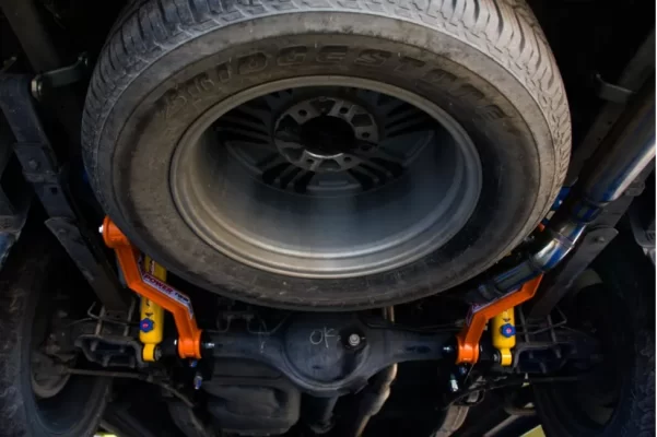 โช๊คอัพสีเหลืองและปีกนกสีส้ม ยี่ห้อProfender ใต้ท้องรถ