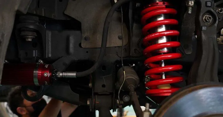 ช่างกำลังติดตั้งสปริงกับโช๊คProfender สีแดง