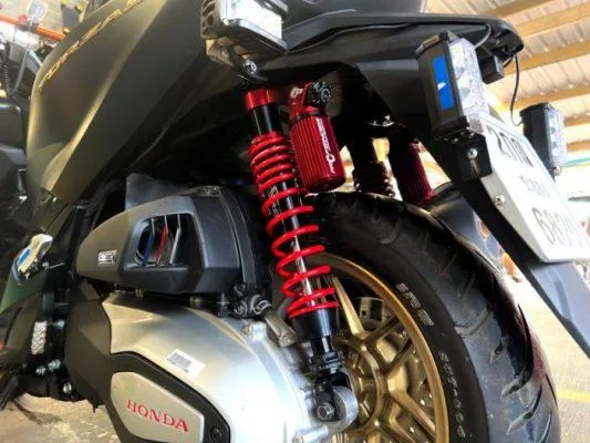 โช๊คอัพมอเตอร์ไซค์ยี่ห้อ Profender ติดตั้งบนท้ายรถมอเตอร์ไซด์Honda สีดำ