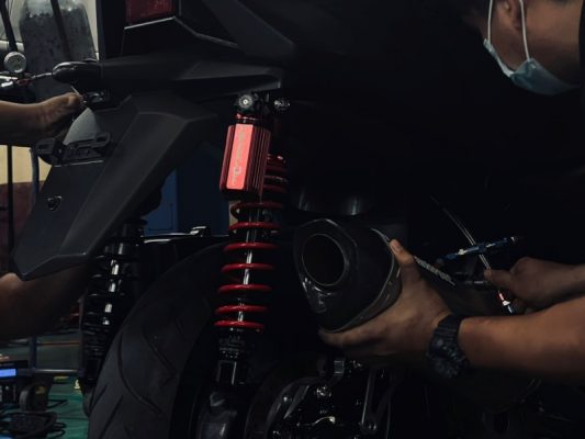 มอเตอร์ไซด์สีดำติดโช๊คอัพหลัง ยี่ห้อ profender สีแดง พร้อมสปริง