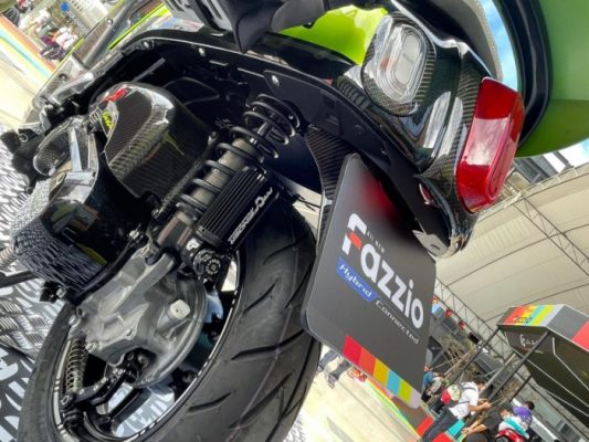 รถมอเตอร์ไซด์ยี่ห้อFazzio ติดตั้งโช๊คอัพคู่หลังจากยี่ห้อ Profender สีดำ