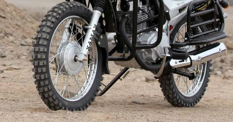 Profender รถมอเตอร์ไซค์ยางรถวิบากจอดบนพื้นดิน